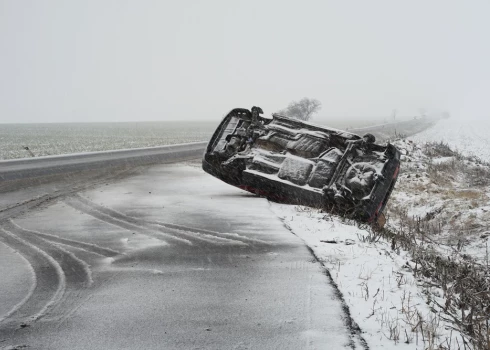 Transportlīdzeklis ieslīdējis grāvī, piezemējoties uz jumta. Ilustratīvs attēls.