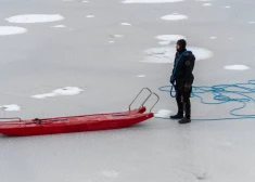 Дети вышли на тонкий лед Даугавы: спасатели предотвратили трагедию