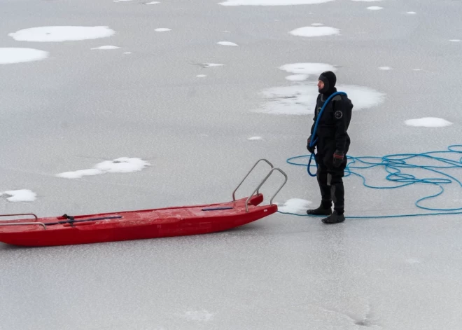 Дети вышли на тонкий лед Даугавы: спасатели предотвратили трагедию