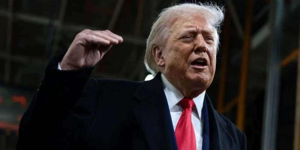 ASV prezidents Donalds Tramps "Ford" rūpnīcas apmeklējuma laikā.