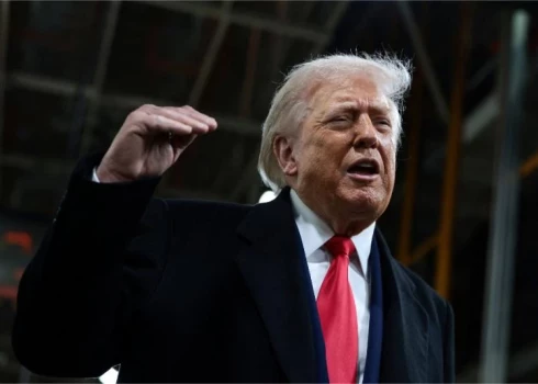 ASV prezidents Donalds Tramps "Ford" rūpnīcas apmeklējuma laikā.