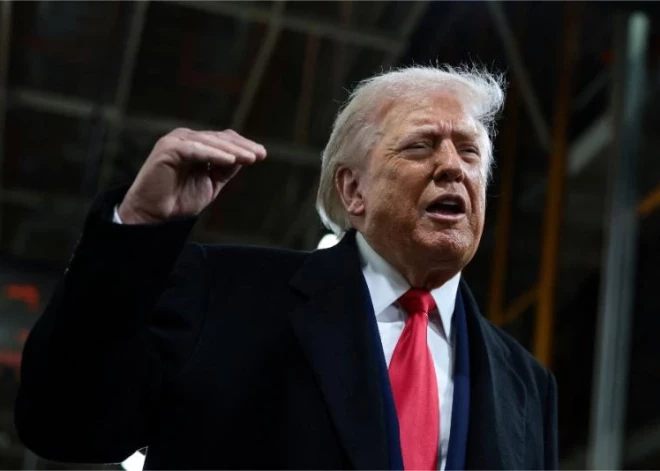 Skandāls "Ford" rūpnīcā: Tramps parāda vidējo pirkstu protestētājam, kurš viņu nosauc par "pedofilu aizstāvi"