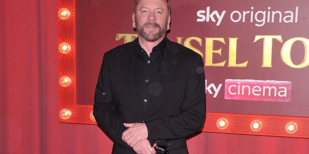 Par uzbrukumu auto vadītājam aizturēts aktieris Kīfers Saterlends.