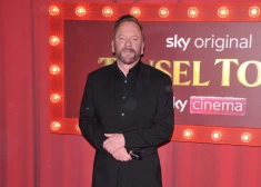 Par uzbrukumu auto vadītājam aizturēts aktieris Kīfers Saterlends