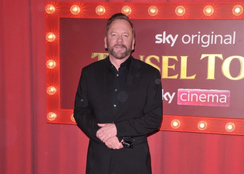 Par uzbrukumu auto vadītājam aizturēts aktieris Kīfers Saterlends. 