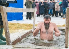 Pareizticīgie 19. janvārī cirtīs āliņģus un leks ledusaukstā ūdenī. Kur Latvijā to varēs piedzīvot? FOTO