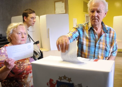 Cilvēki Natālijas Draudziņas ģimnāzijas vēlēšanu iecirknī nodod savas balsis referendumā par Saeimas atlaišanu.