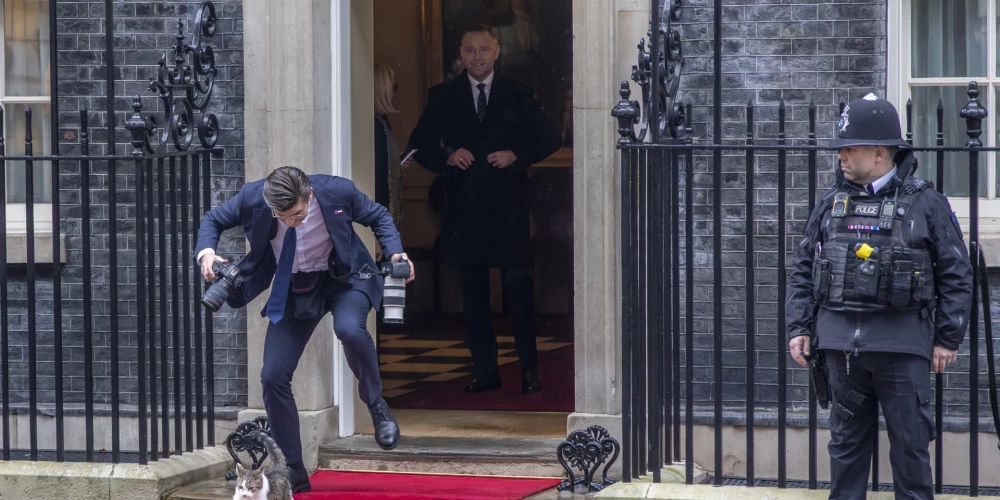 Polijas prezidenta vizīti Dauningstrītā "iztraucē" slavenais kaķis Lerijs.