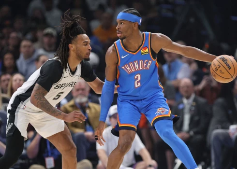 Šejs Gildžess-Aleksandrs uzbrukumā pret Stefonu Kāslu.