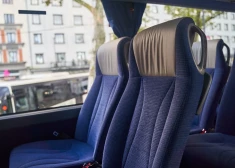 Жителям Латвии объяснили, кто из них имеет право на бесплатный проезд в общественном транспорте, а кто - на скидку