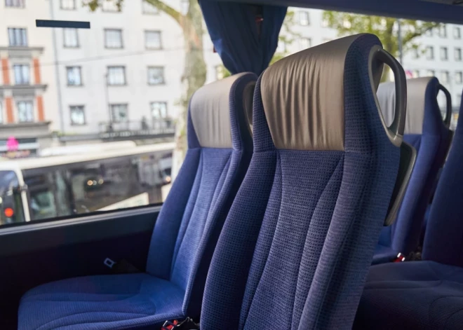 Жителям Латвии объяснили, кто из них имеет право на бесплатный проезд в общественном транспорте, а кто - на скидку