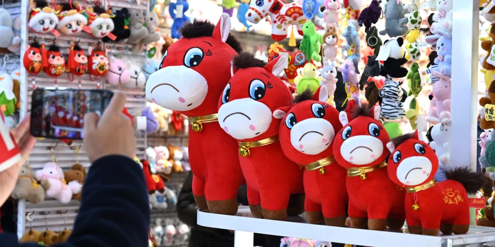 "Raudošā zirdziņa" rotaļlieta kļuvusi par īstu sensāciju ne tikai Ķīnā, bet arī ārzemēs