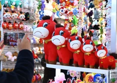 Brāķa "raudošā zirdziņa" rotaļlieta kļūst par globālu sensāciju, gaidot Uguns Zirga gadu