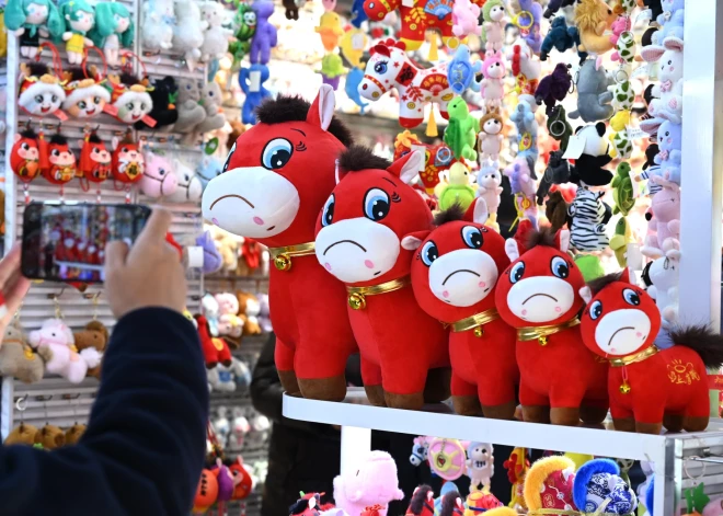 Brāķa "raudošā zirdziņa" rotaļlieta kļūst par globālu sensāciju, gaidot Uguns Zirga gadu