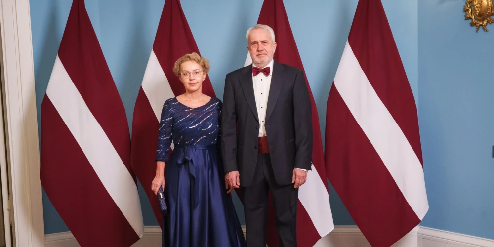 Kristiāna Lībane-Šķēle un Andris Šķēle – eleganti un svinīgi saposušies uz svinīgo pieņemšanu Rīgas pilī.
