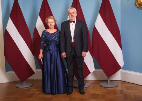 Kristiāna Lībane-Šķēle un Andris Šķēle – eleganti un svinīgi saposušies uz svinīgo pieņemšanu Rīgas pilī.