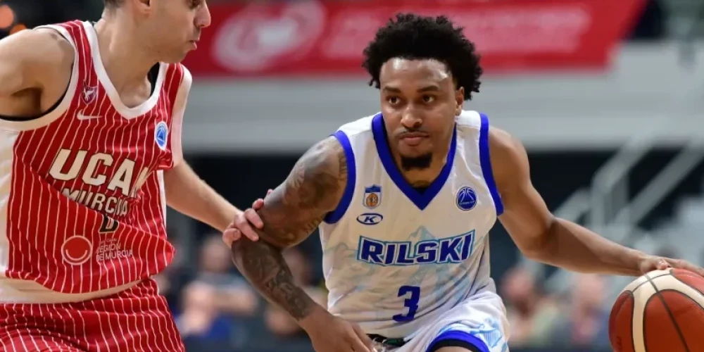 Kamau Stoukss pirms tam sevi apliecināja Bulgārijā. 