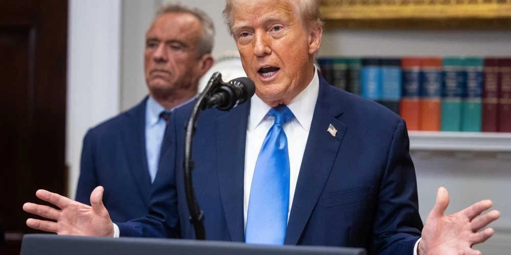 ASV prezidents Donalds Tramps un veselības ministrs Roberts Kenedijs juniors