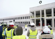 FOTO: Kundziņsalā par 39 miljoniem eiro topošajā robežšķērsošanas vietā svin spāru svētkus