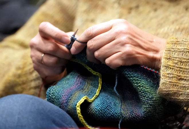 Смотреть кино и вязать одновременно многим нарвится.