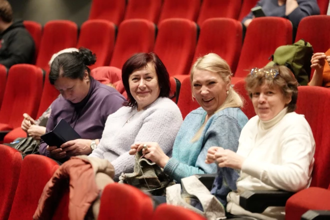 В Splendid Palace снова проходят вязаные сеансы.