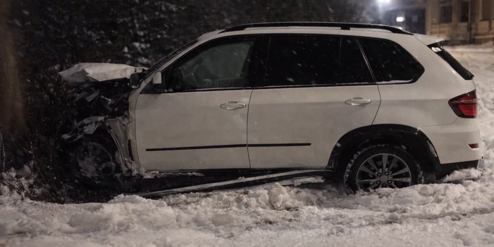 "BMW" nobrauc no ceļa un ietriecas dzīvojamās mājas sienā.