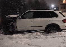 Talsos "BMW" nobrauc no ceļa un ietriecas dzīvojamās mājas sienā; vadītājs hospitalizēts.VIDEO