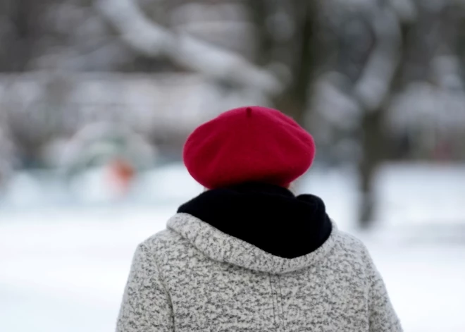 Pensionāre Daugavpilī "iznes cauri" krāpniekus un palīdz notvert naudas kurjeru