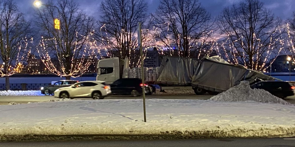 Zem Akmens tilta iesprūdušais kravas auto.