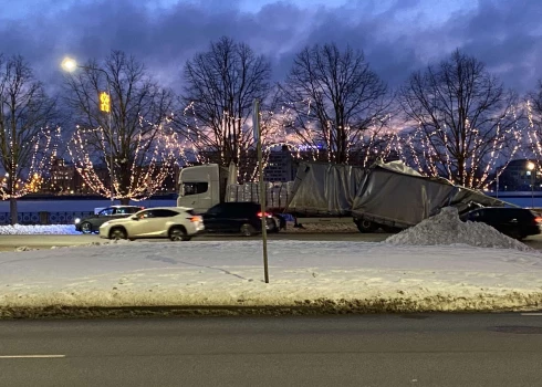 Zem Akmens tilta iesprūdušais kravas auto.