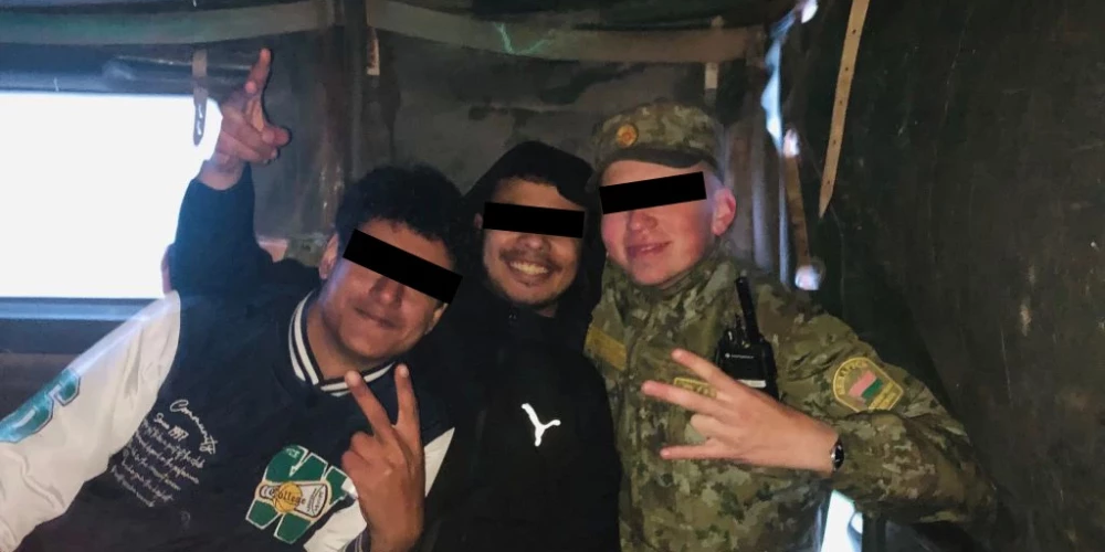 Aizturēto nelegālo migrantu rīcībā esošajās mobilajās ierīcēs konstatēti attēli, kuros redzamas Baltkrievijas robežsardzes amatpersonas kopā ar nelegālajiem migrantiem.