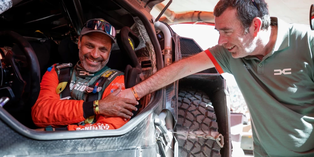 Kataras autosportists Nasers Al-Atija trešdien atgriezās rallijreida "Dakara" līderpozīcijā vieglo automašīnu klasē.