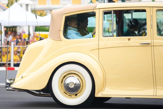 Taizemes karalis vienā no savām glaunajām automašīnām.