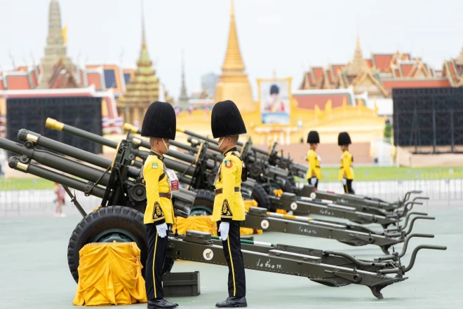 Taizemes armija salutē par godu karaļa dzimšanas dienai.