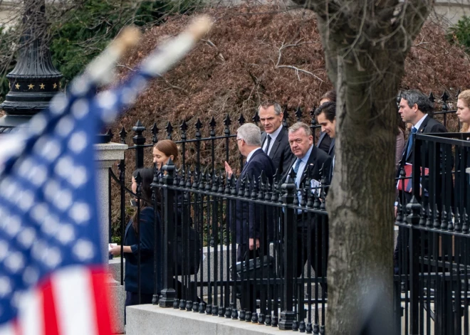 Dānijas un Grenlandes amatpersonas ieradušās Baltajā namā, lai diskutētu par salas likteni