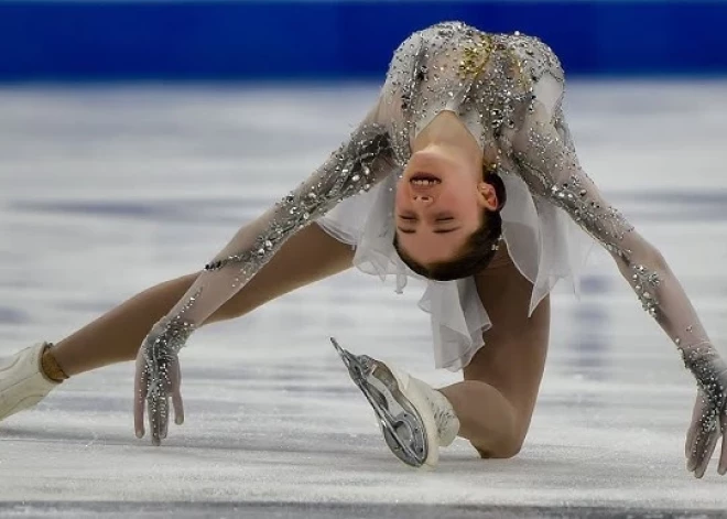 Latvijas sportiste Nikola Fomčenkova Eiropas čempionātu daiļslidošanā uzsāk teju izcili