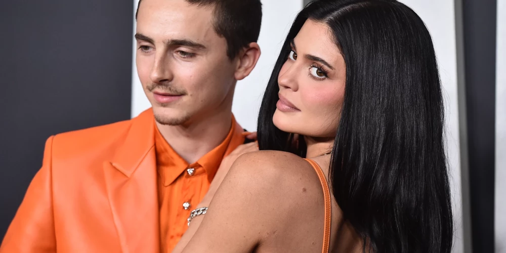 Timotijs Šalamē un Kailija Dženere filmas “Mārtijs Lieliskais” pirmizrādes vakarā Losandželosā 2025. gada 8. decembrī.