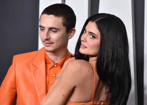 Timotijs Šalamē un Kailija Dženere filmas “Mārtijs Lieliskais” pirmizrādes vakarā Losandželosā 2025. gada 8. decembrī.