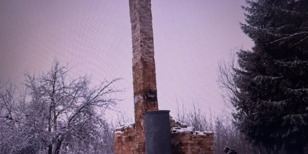 Из всего, что было, устояли только сложенные из кирпича печь и дымоход: они выдержали пламя, которое уничтожило не только деревянный дом, но и унесло жизнь женщины.