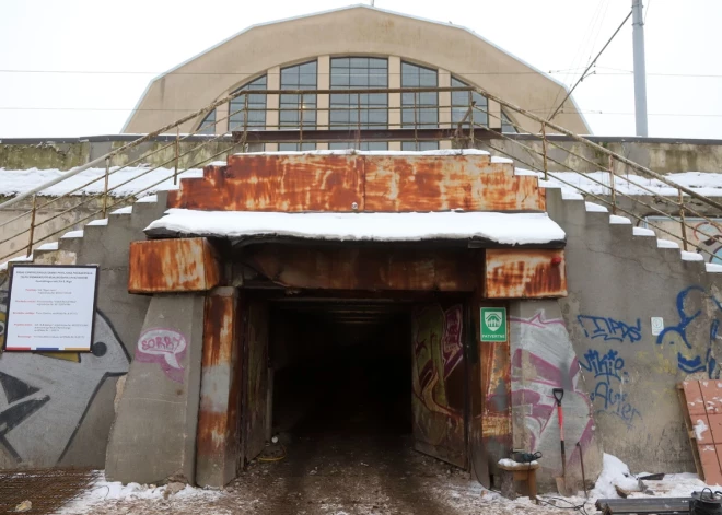 Внизу расположен целый подземный город.