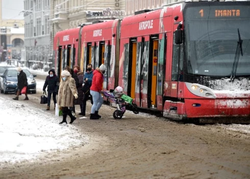 Avārijas dēļ uz laiku bija bloķēta sabiedriskā transporta satiksme.
