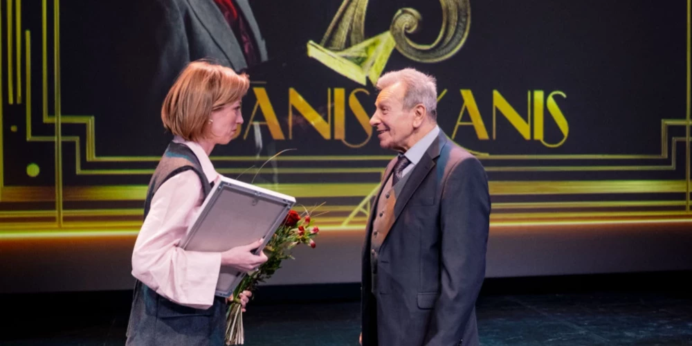 Ar vērienu nosvinēta aktiera Jāņa Skaņa 75 gadu jubileja.