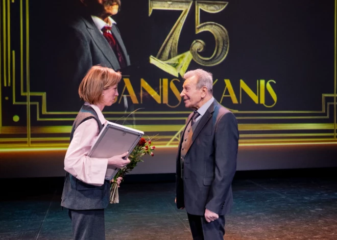 Ar vērienu nosvinēta aktiera Jāņa Skaņa 75 gadu jubileja.
