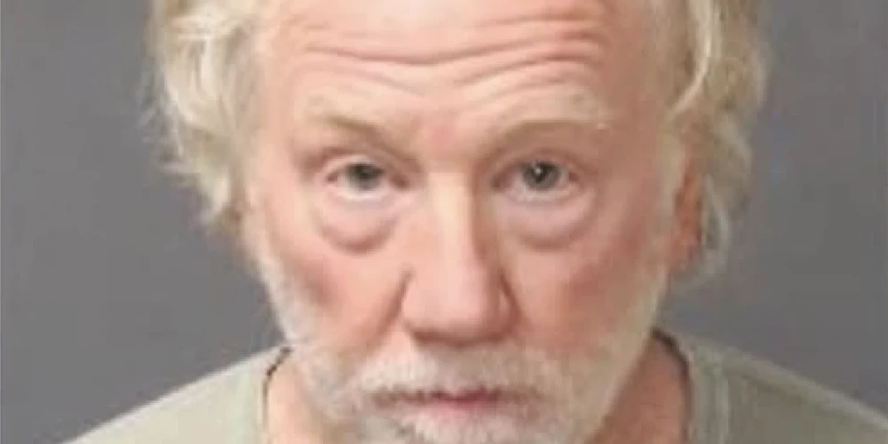 Šobrīd aktieris Timotijs Basfīlds atrodas apcietinājumā.