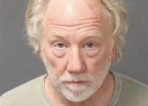 Šobrīd aktieris Timotijs Basfīlds atrodas apcietinājumā.