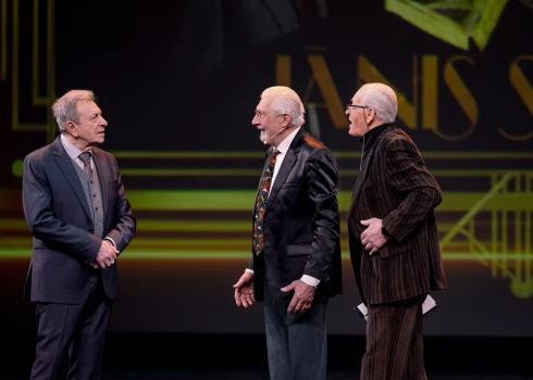 Aktieri Jāni Skani 75 gadu jubilejā sveica arī ilggadējie skatuves kolēģi.