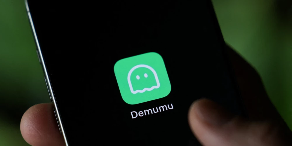 Lietotne tika palaista pagājušajā gadā, un sākumā to bija iespējams lejupielādēt bezmaksas, taču jau šī gada janvāra sākumā tā kļuva par vienu no populārākajām maksas lietotnēm Ķīnā. 