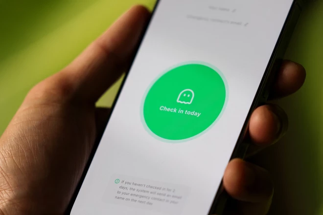 Cilvēkam tiek prasīts katru dienu apstiprināt, nospiežot lielu zaļu pogu, ka ar viņu viss ir kārtībā.