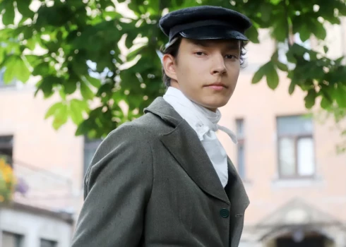 Алистер получил широкое признание не только благодаря своему утонченному стилю, но и благодаря элегантности и шарму.