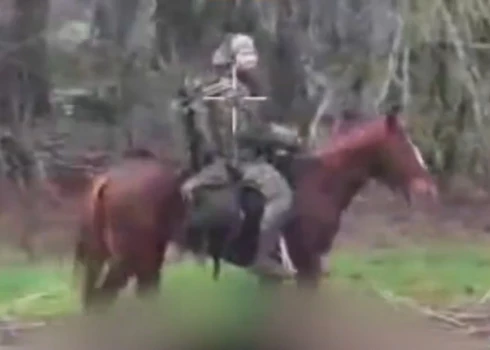 Ukrainas aizstāvji no okupantiem atgūtos zirgus nogādās drošākā vietā.